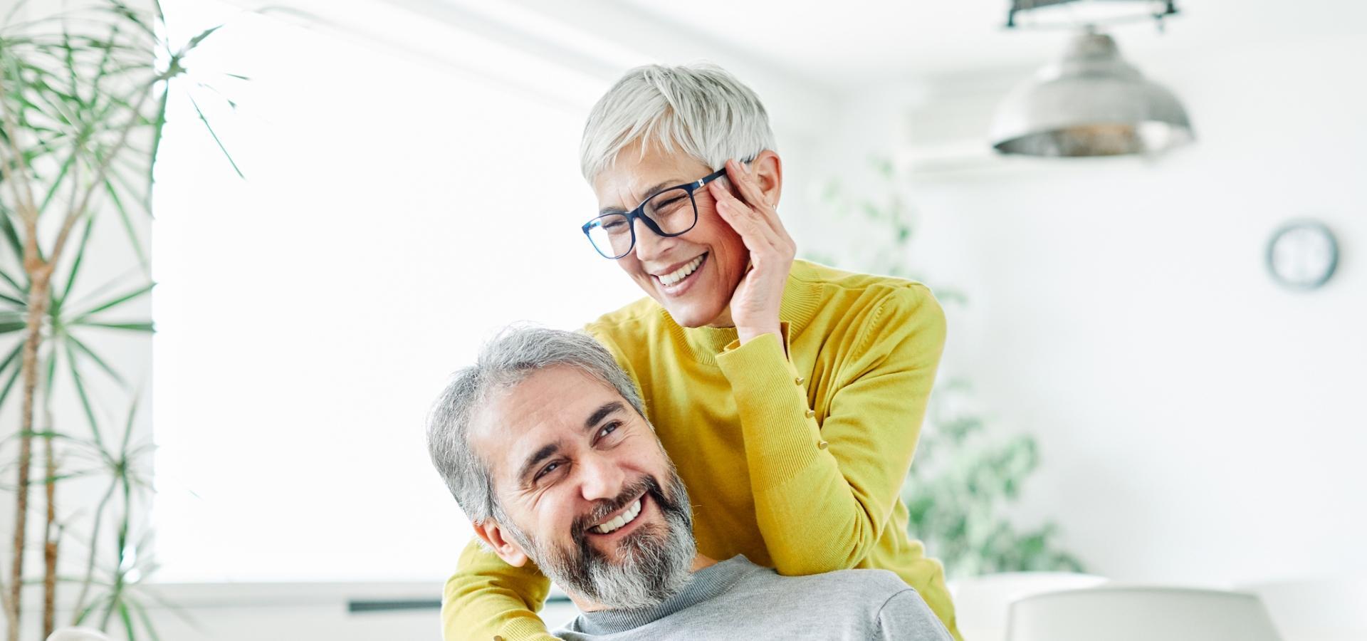 uśmiechnięci ludzie